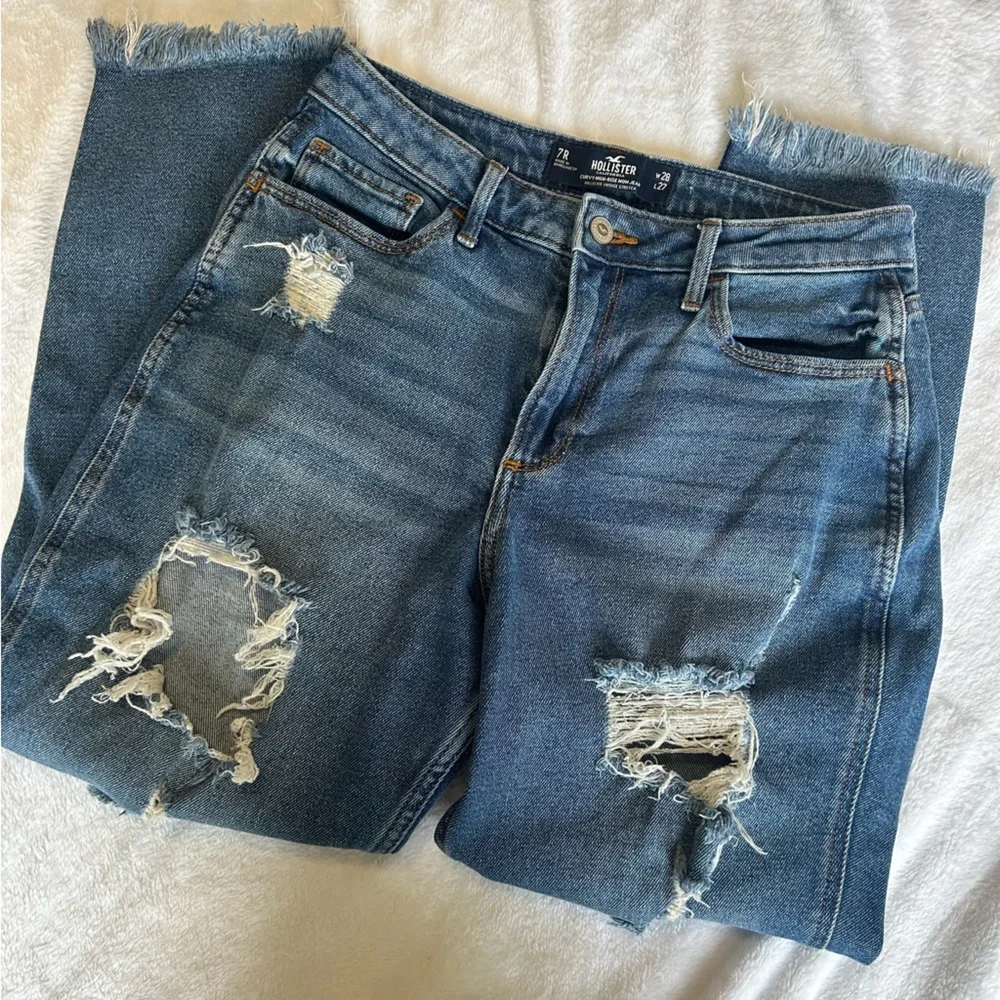 Hollister Curvey High Rise Distressed mom Jean